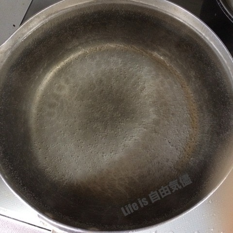 水とクエン酸を入れて火にかけたら底のほうから白くなってきた鍋