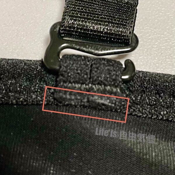 ブラストラップの硬い付け根が肌に当たって痛い