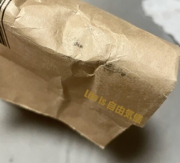 外袋のポンプ部分に擦れた跡が付いている様子