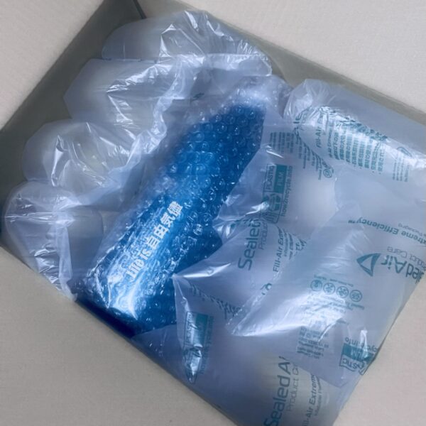 交換品の箱に梱包材が隙間なく詰められている様子